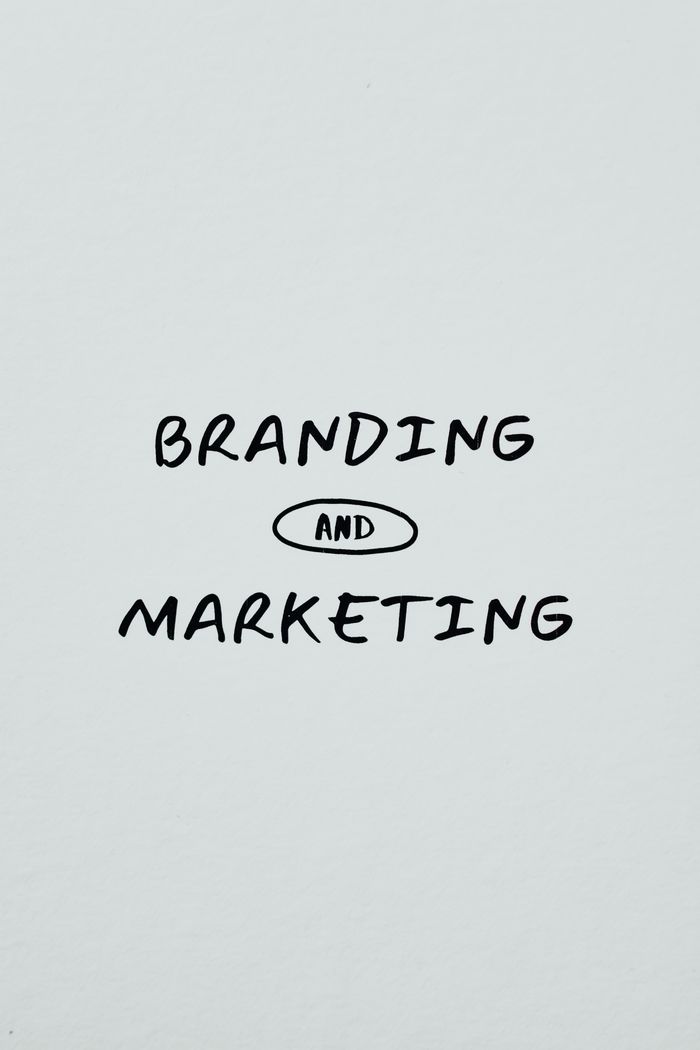 Image minimaliste centrée sur les notions de branding et de marketing.